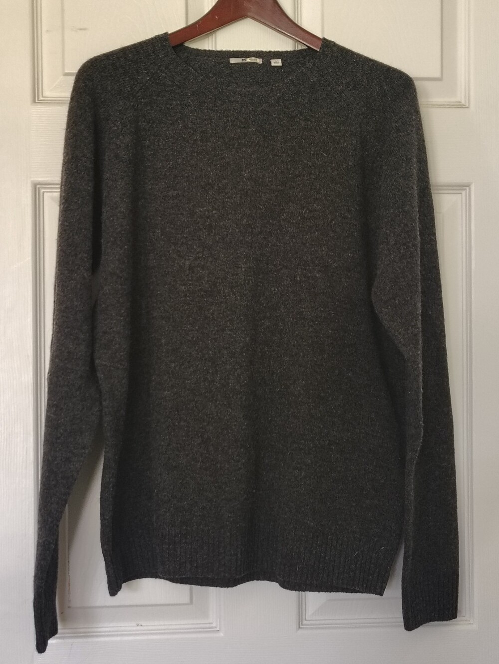Uniqlo Men Charcoal Gray Wool Crew Neck Sweater - Size Large